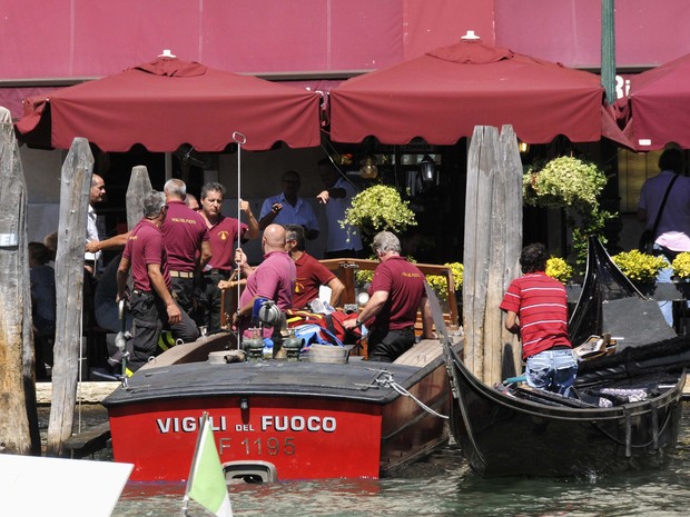 Após acidente, gôndola foi rebocada em Veneza (Foto: REUTERS/Manuel Silvestri )