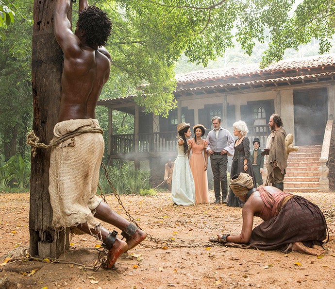 Joaquina fica furiosa ao ver a maneira como Dionísia trata os escravos (Foto: Felipe Monteiro/Gshow)