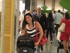 Juliana Paes passeia com os filhos em shopping do Rio