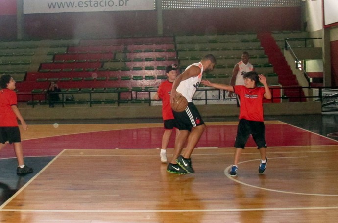 Jogadores flamengo basquete crianças escolinha (Foto: Amanda Kestelman) Jogadores flamengo basquete crianças escolinha (Foto: Amanda Kestelman)