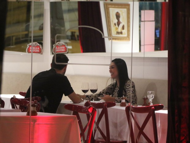 Ex-BBB Amanda em jantar a dois em restaurante em São Paulo (Foto: Thiago Duran/ Ag. News)