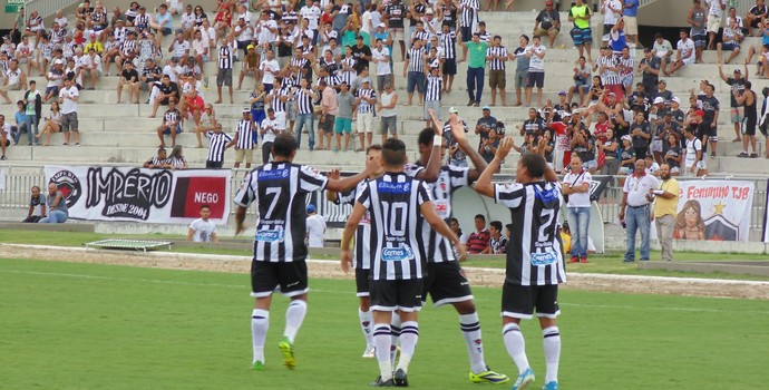 Toty comemora gol junto com o restante do time (Foto: Divulgação / Botafogo-PB) Toty comemora gol junto com o restante do time (Foto: Divulgação / Botafogo-PB)