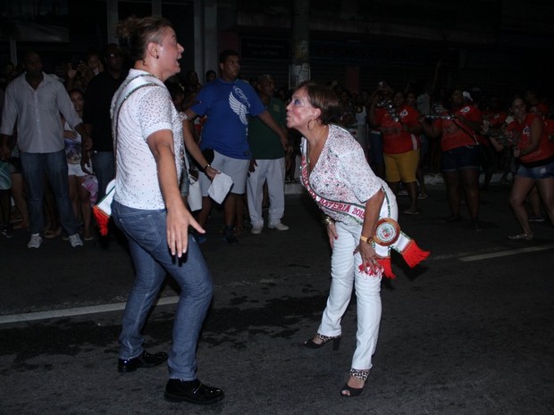 David Brazil e Susana Vieira em ensaio de rua da Grande Rio em Duque de Caxias, na Baixada Fluminense, no Rio (Foto: Rodrigo dos Anjos/ Ag. News)