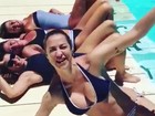 Luana Piovani, de biquíni, se diverte com amigas em piscina