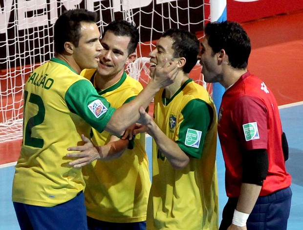 Falcão comemora gol no jogo do Brasil contra a Argentina no futsal (Foto: AP)