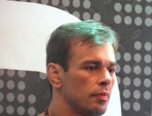 Armênio Neto, lutador de MMA, na pesagem do VIII Coliseu Extreme Fight (Foto: Denison Roma / Globoesporte.com)