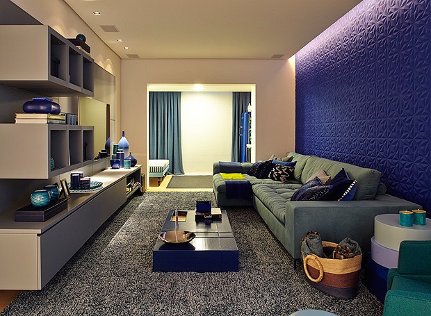 O home theater foi desenvolvido todo em azul, para criar um espaço calmo e bem íntimo (Foto: Victor Affaro)