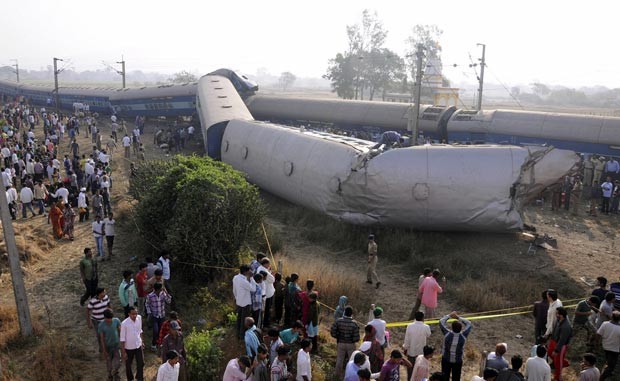 Vagões de trem de passageiros capotaram após descarrilamento perto de Nashik, na Índia (Foto: Reuters/Stringer)
