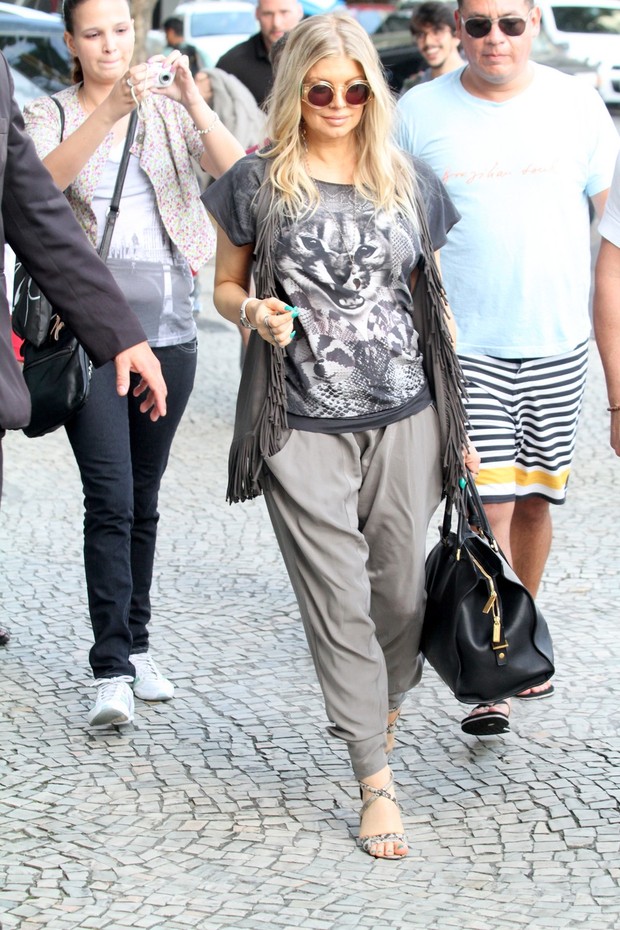 Fergie chegando ao hotel, no Rio (Foto: Wallace Barbosa e André Freitas / AgNews)