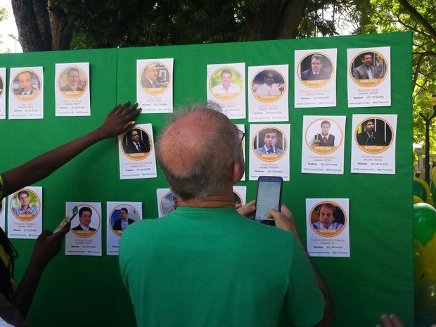 Participante manda mensagem para deputado indeciso em Piracicaba (Foto: Thainara Cabral/G1)