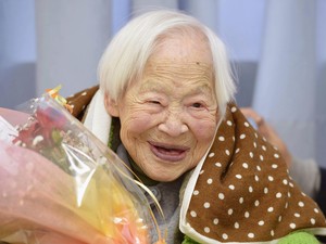 Misao Okawa comemora o aniversário de 115 anos. Na semana passada, a japonesa foi reconhecida como a mulher mais velha do mundo pelo Guinness World Records (Foto: AP Photo/Kyodo News)