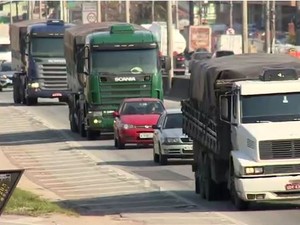 Local é um misto do trânsito urnano com o da rodovia (Foto: Reprodução/RBS TV)