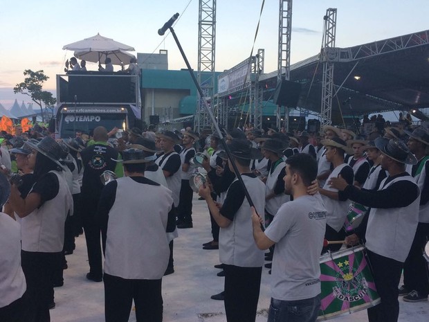 A bateria da Dascuia chamou atenção no defile de fechamento do desfile de carnaval (Foto: Eveline Poncio/RBS TV)