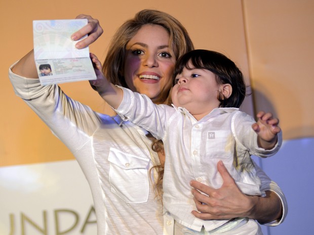 Shakira com o filho, Milan, em inauguração de escola em Cartagena, na Colômbia (Foto: Manuel Pedraza/ AFP)