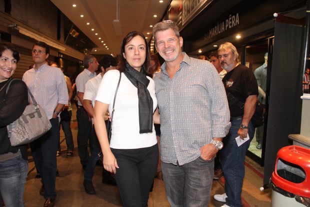 Raul Gazola e a mulher na estreia da peça "Atreva-se" (Foto: Thyago Andrade / Foto Rio News)