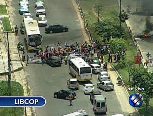 Manifestantes fecham Augusto Montenegro, em Belém (Foto: Reprodução/ TV Liberal)