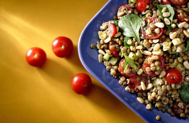Salada de lentilhas, tomates, abobrinha e rúcula (Foto: Getty Images)