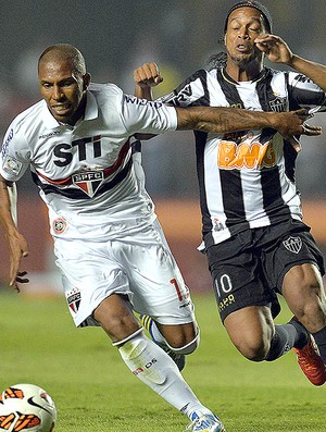 Paulo Miranda Ronaldinho Gaúcho jogo São Paulo Atlético-MG (Foto: AFP)