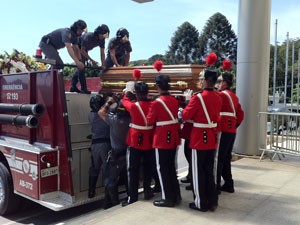 Caixão com corpo da apresentadora deixou Palácio dos Bandeirantes por volta das 10 (Foto: Tadeu Meniconi/G1)