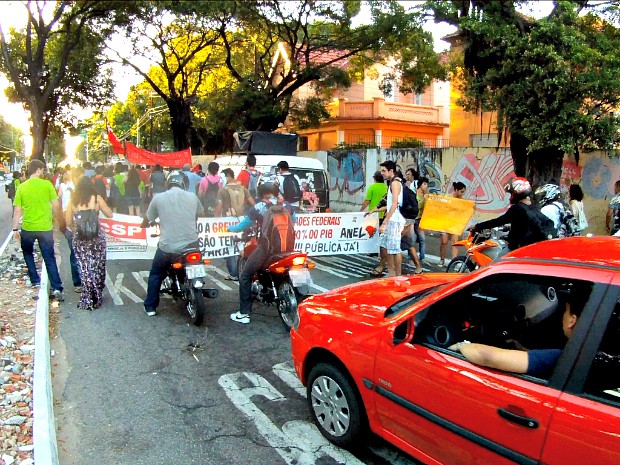 O protesto ocorreu por volta das 16h e a pista no sentido Bairra de Fátima ao Bairro Pici ficou parado. Os alunos apoiam os professores das universidades federais, que estão em greve.  (Foto: TV Verdes Mares/Reprodução)