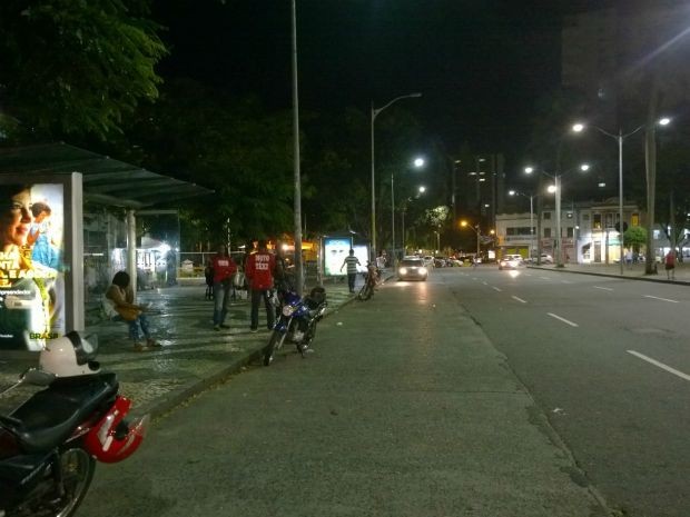 Sem ônibus em Salvador, pontos de onibus ficam vazio na noite de terça (Foto: Maiana Belo/ G1)