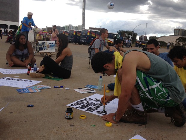 Grupo preparava cartazes em frente ao Museu Nacional (Foto: Priscilla Mendes / G1)