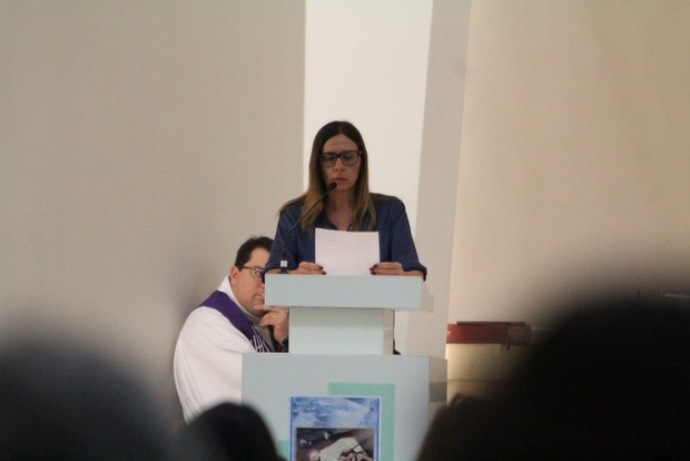 Maria Clara, filha de Hugo Carvana, fala durante a missa (Foto: Rodrigo dos Anjos / AgNews)