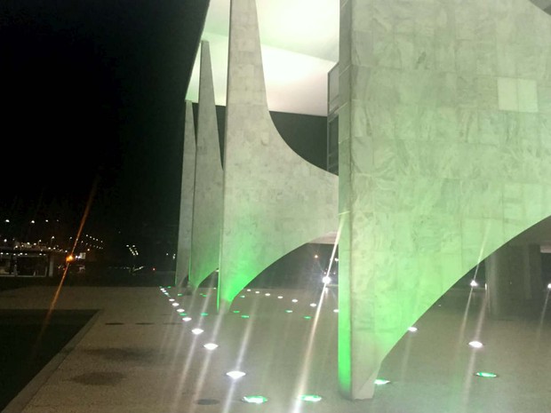 Fachada do Palácio do Planalto iluminada em verde e branco, em referência às cores da Chapecoense (Foto: Luciana Amaral/G1) Fachada do Palácio do Planalto iluminada em verde e branco, em referência às cores da Chapecoense (Foto: Luciana Amaral/G1)