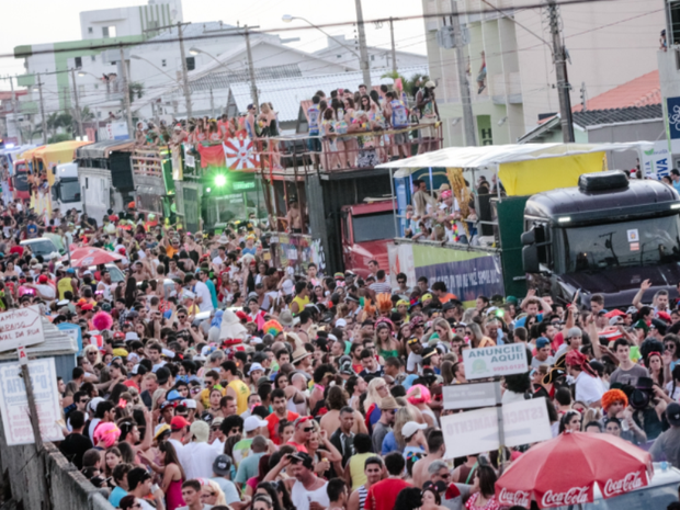 Trios elétricos e multidão fizeram a folia no carnaval de rua de Laguna (Foto: Laguna Infoco/Divulgação) Trios elétricos e multidão fizeram a folia no carnaval de rua de Laguna (Foto: Laguna Infoco/Divulgação)