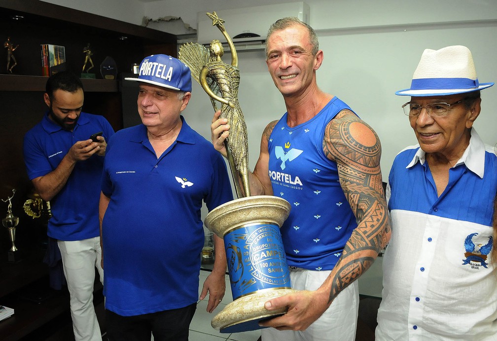 Paulo Barros entre o presidente Luiz Carlos Magalhães e Monarco: festa do título da Portela (Foto: Alexandre Durão/G1)