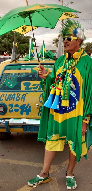 Carro pintado nas cores do Brasil em Cuiabá do Sargento Brasileiro (Foto: Robson Boamorte)
