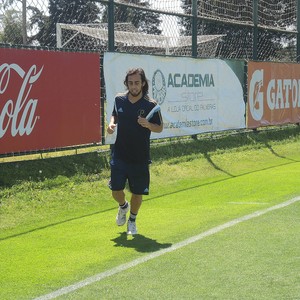 Acompanhado por cubano, Valdivia treina no CT; Wesley e Tobio correm
