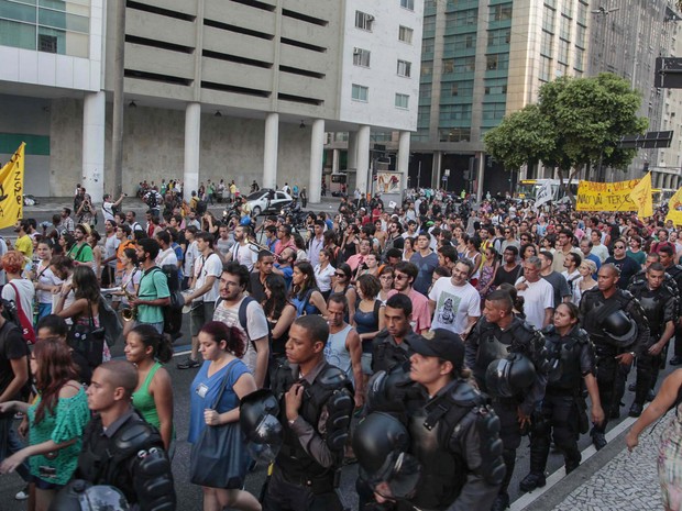 Protesto contra o aumento do valor da tarifa das passagens de ônibus na cidade do Rio de Janeiro (RJ), nesta quinta-feira (13). (Foto: Paulo Campos/Futura Press/Estadão Conteúdo)
