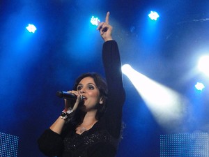 Aline Barros subiu ao palco levando o seu carisma ao público. (Foto: Pedro Cunha/G1)