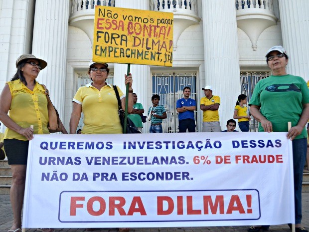 Com cartazes, professoras protestam contra o governo (Foto: Aline Nascimento/G1)
