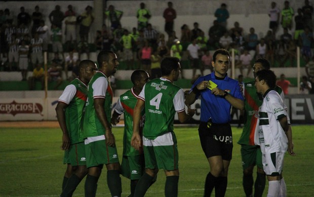 Árbitro Leandro Saraiva é cercado por jogadores do Alecrim (Foto: Gabriel Peres/Divulgação)