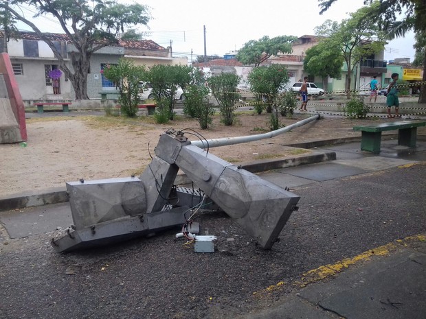 Poste caiu em praça no Bairro Santa Clara, em Caruaru (Foto: Pedro Jefferson/TV Asa Branca)
