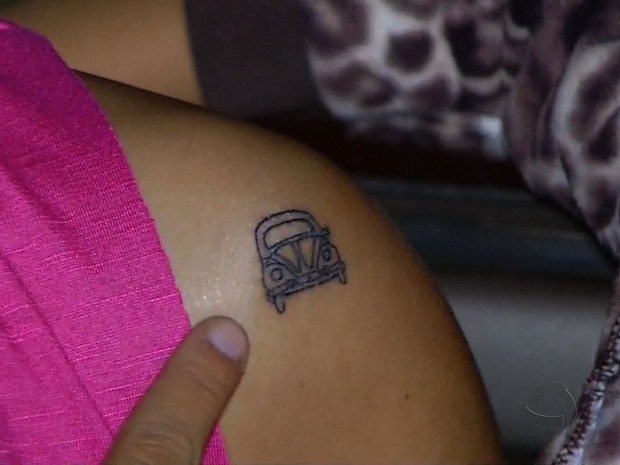 Pâmela Feitosa tatuou um Fusca no ombro (Foto: Reprodução/ TVCA)