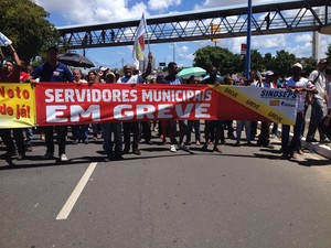 Caminhada de servidores públicos municipais em Salvador (Foto: Natally Acioli/G1)