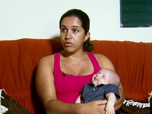 Doença rara faz com que bebê precise de próteses onde não há olhos (Foto: Marcelo Rodrigues/ Reprodução EPTV)