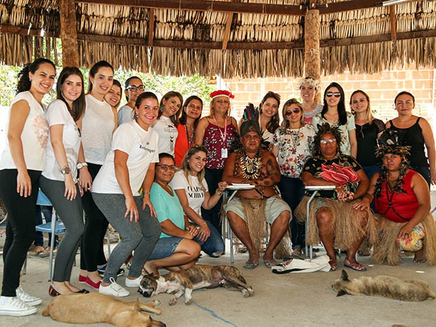 As professoras Léa Maria Moura Barroso e Mirian Calíope Dantas Pinheiro, acompanhadas de alunas do Mestrado e da graduação, realizaram visita técnica à tribo dos Pitaguarys, em Pacatuba (Foto: Bruno Bressan/Unifor)