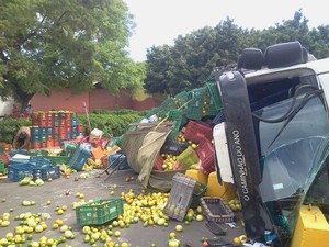 G Caminh O Carregado De Frutas Tomba E Deixa Dois Feridos Em Porto