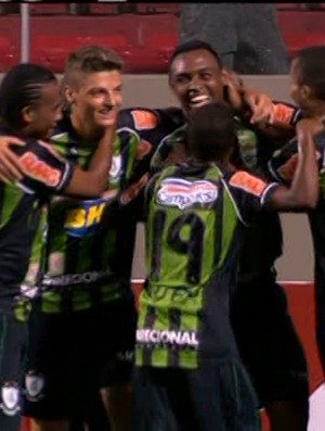 Jogadores abraçam Obina após o gol (Foto: Reprodução / Premiere)