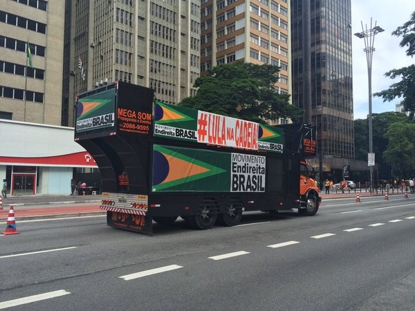 Carro de som se desloca para a Av. Paulista