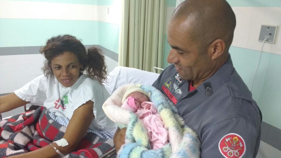 Depois do parto, mãe e filha foram encaminhadas para o Hospital Regional (Foto: Corpo de Bombeiros/Cedida)