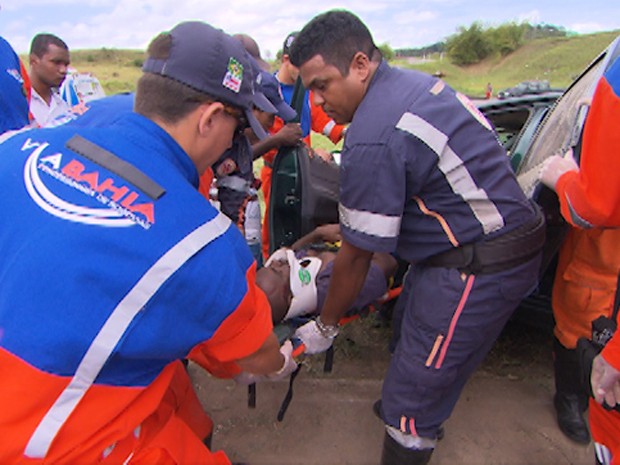 acidente br-324 bahia (Foto: Imagens/TV Bahia)
