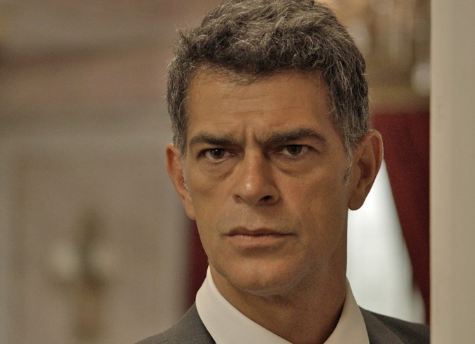 Orlando não esconde seu ciúmes (Foto: TV Globo)