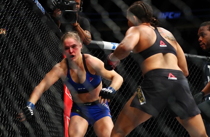 Amanda Nunes derrota Ronda Rousey UFC 207 MMA (Foto: Reuters)