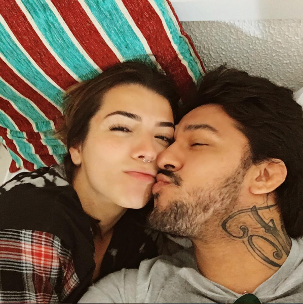 Petra Mattar ganhando beijinho do namorado novo (Foto: Reprodução / Instagram)