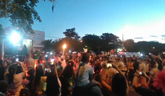 Uma multidão acompanhou a passagem da tocha em Curvelo (Foto: Henrique Corrêa/ Inter TV)